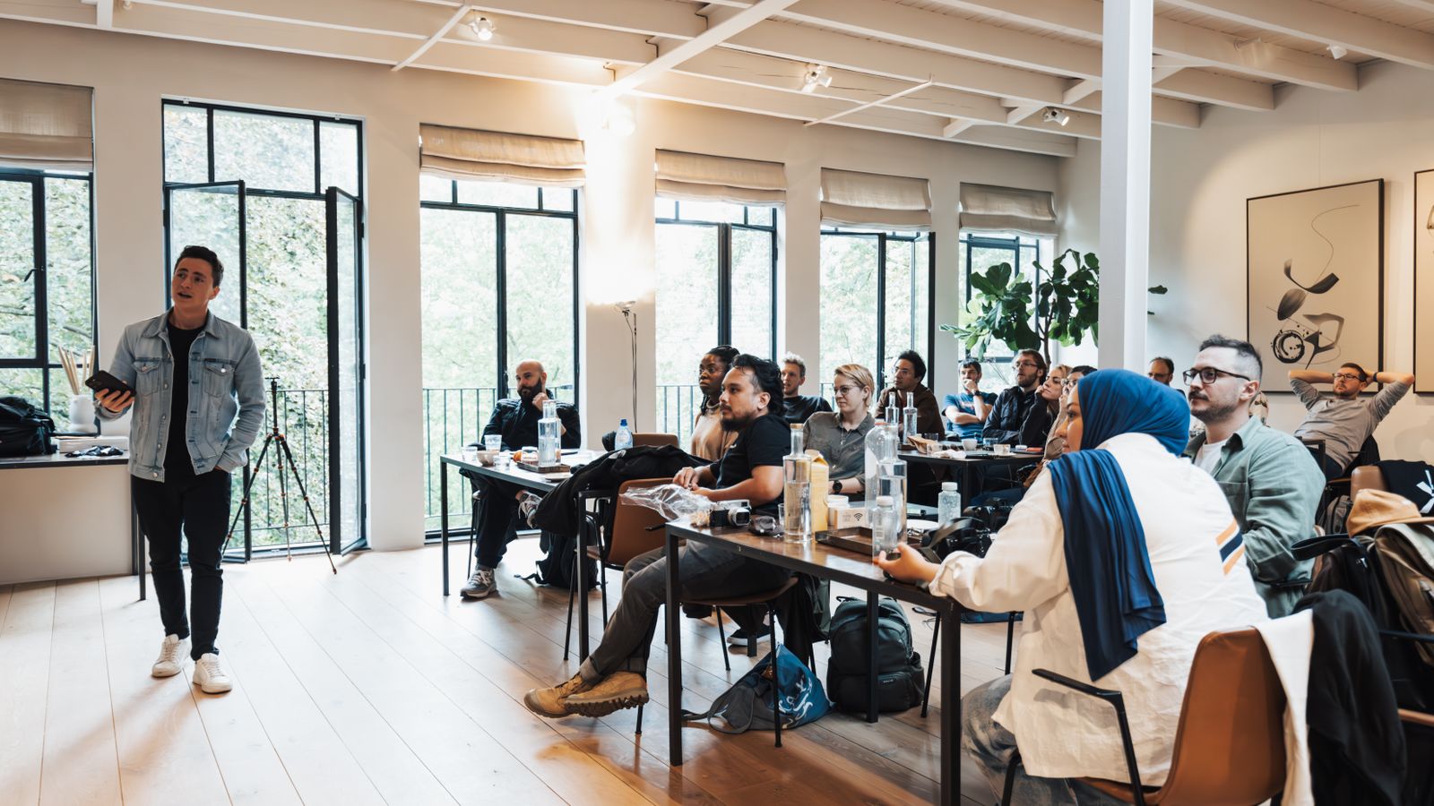 Workshop di formazione con relatore e partecipanti