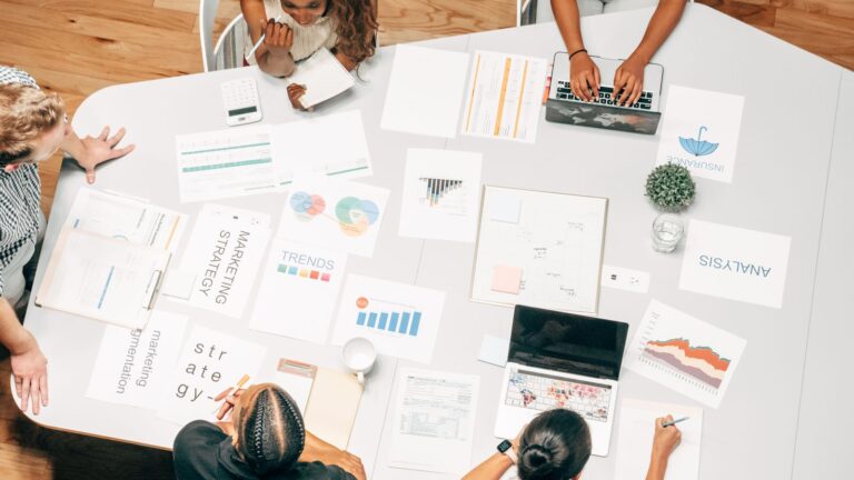 Tavolo di lavoro con piano di marketing integrato e analisi
