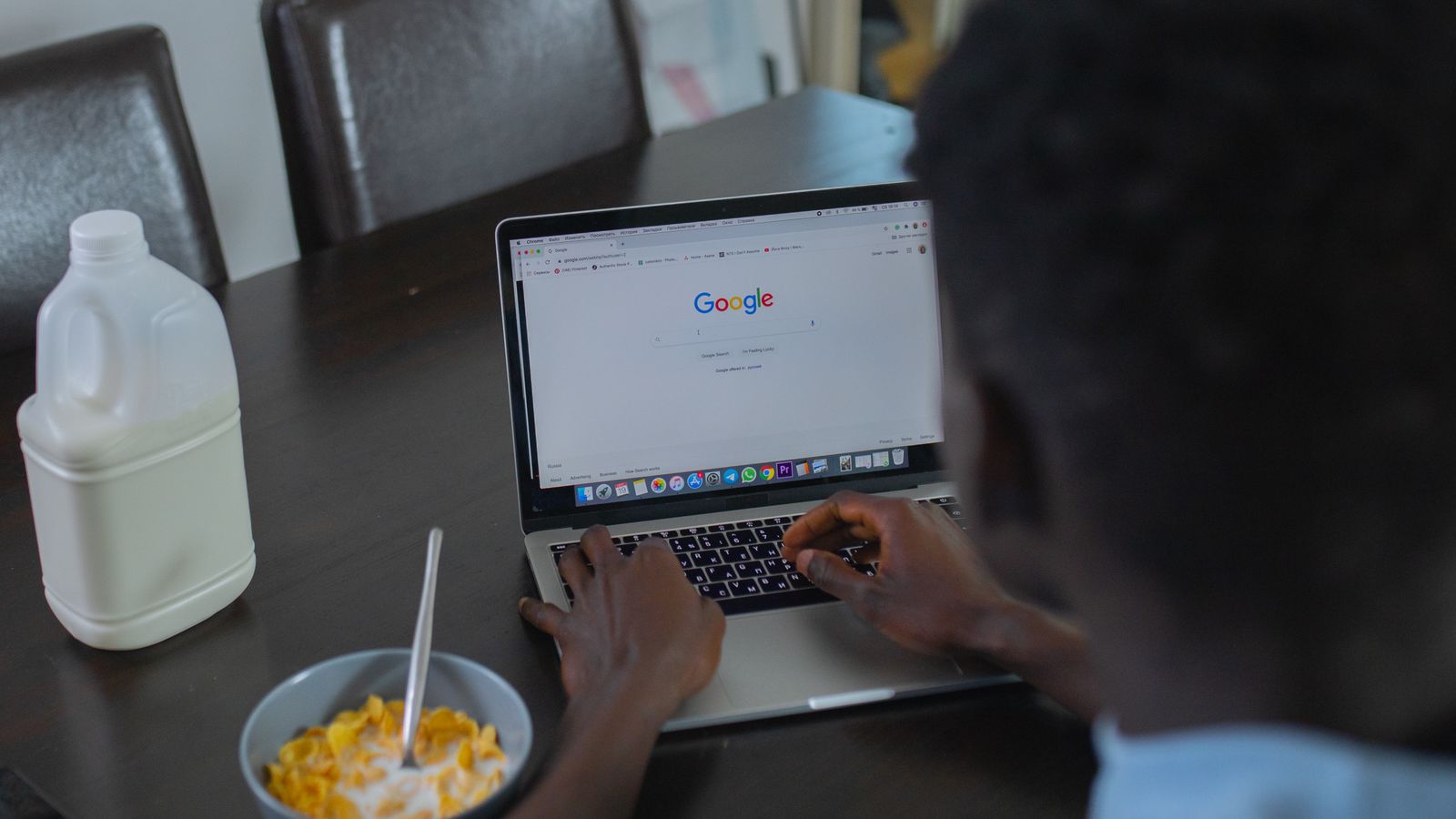 Persona che cerca su Google da laptop