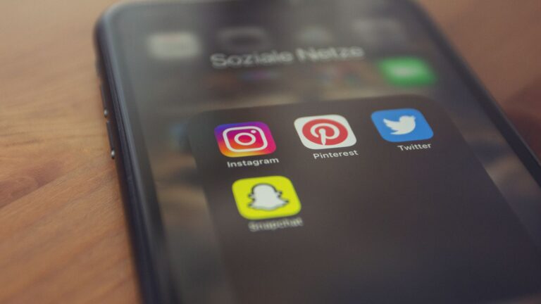 Smartphone con app social per la gestione dei social aziendali