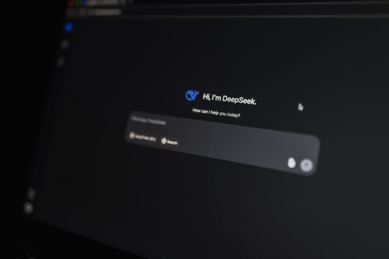 Interfaccia di chat con intelligenza artificiale su schermo, agente AI aziendale
