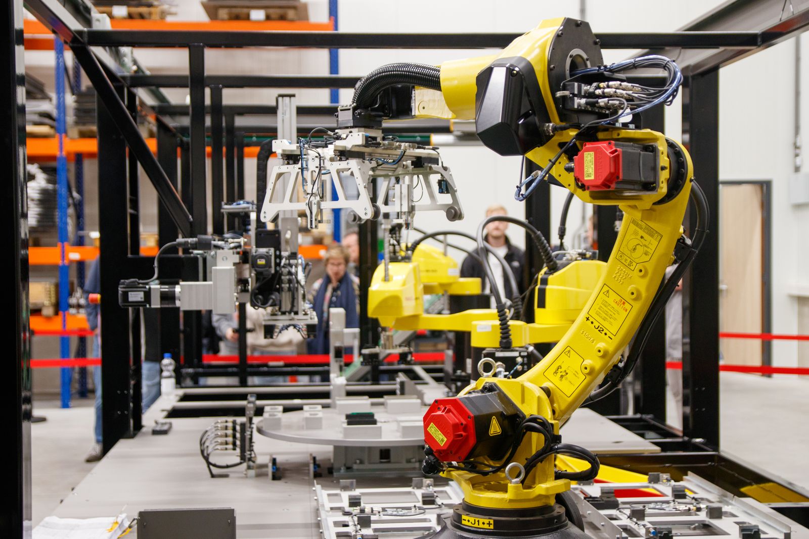 Braccio robotico industriale in azione in una fabbrica