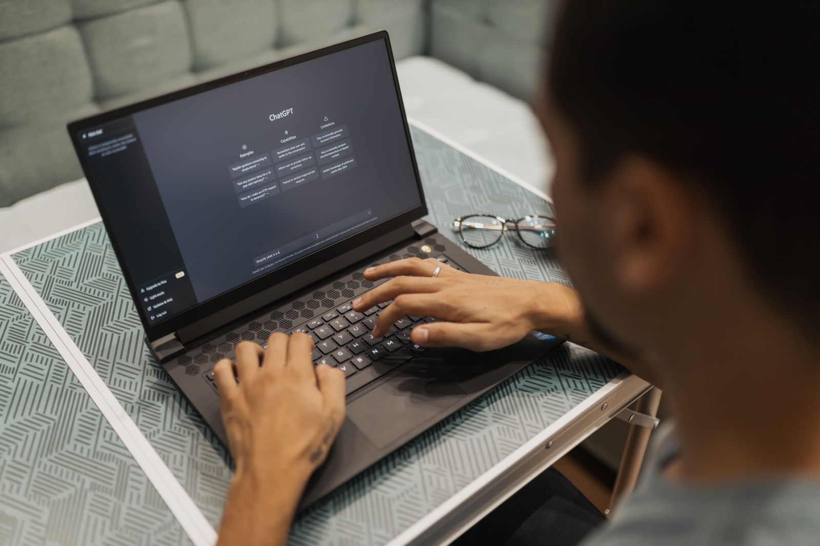 Laptop con interfaccia ChatGPT aperta su una scrivania da lavoro