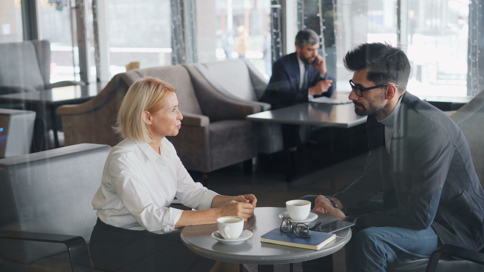 Due persone confrontano idee durante una consulenza di lavoro