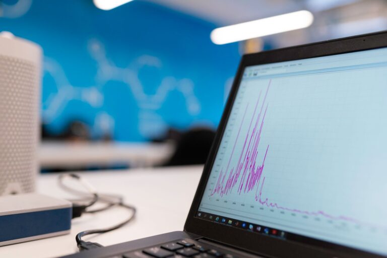 Grafico di crescita del traffico su schermo di computer portatile