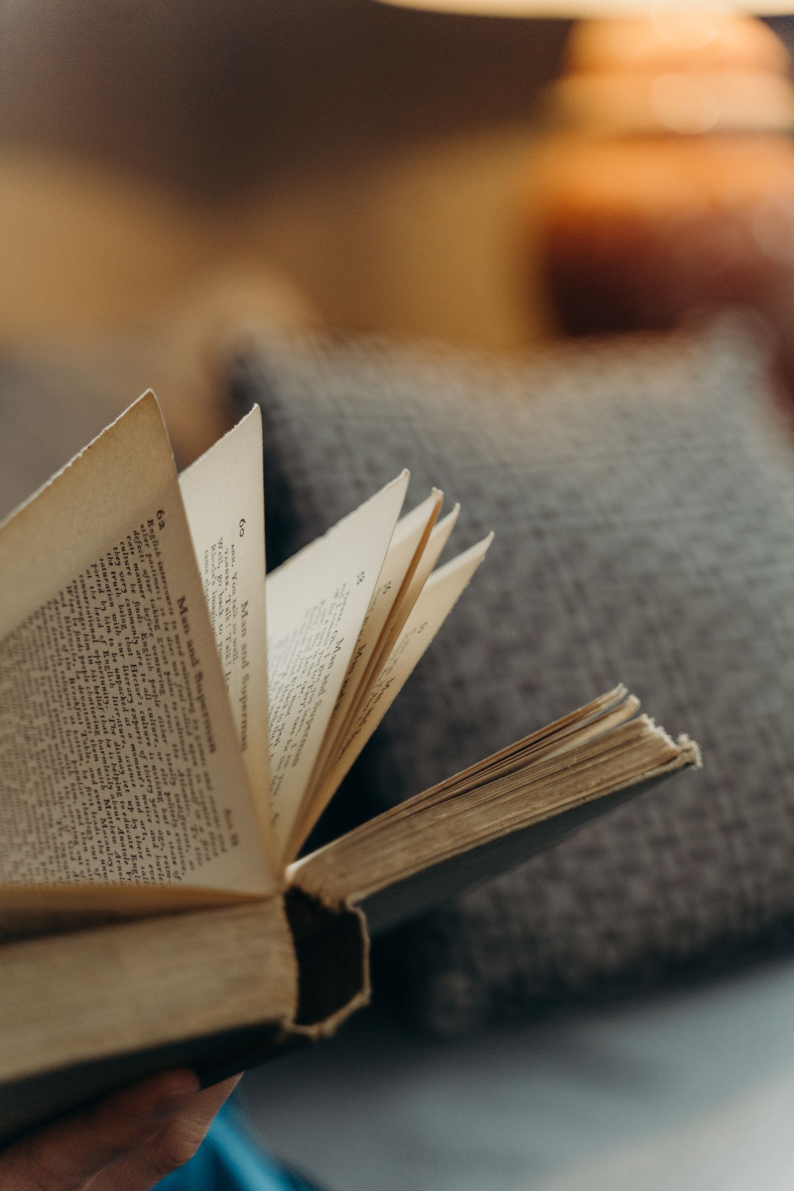 Pagine di un libro aperto fotografate da vicino