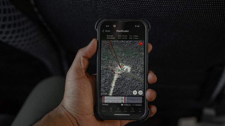 Mano che tiene uno smartphone con mappa e navigazione aperta