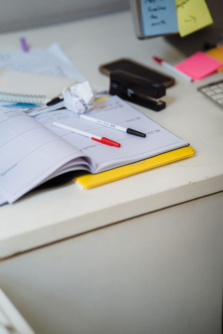 Planner e checklist su una scrivania da ufficio