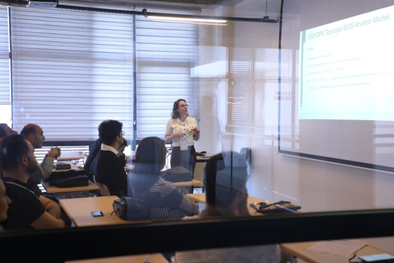 Presentazione di formazione aziendale in un ufficio moderno