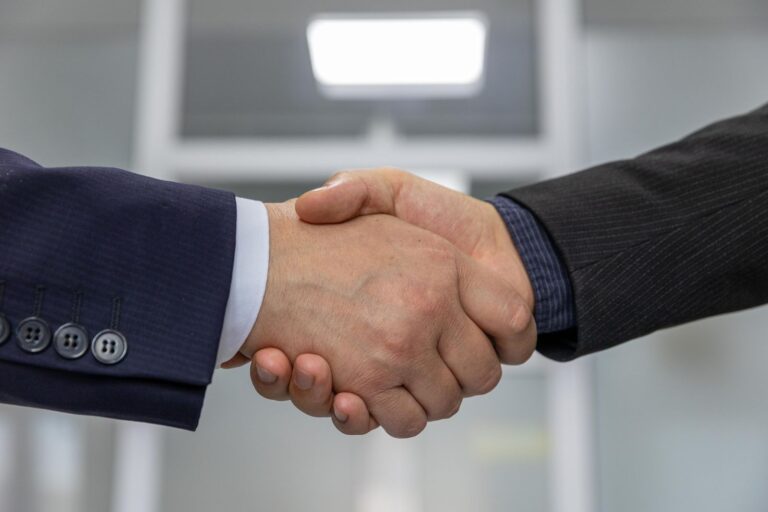 Stretta di mano tra due professionisti dopo un accordo commerciale