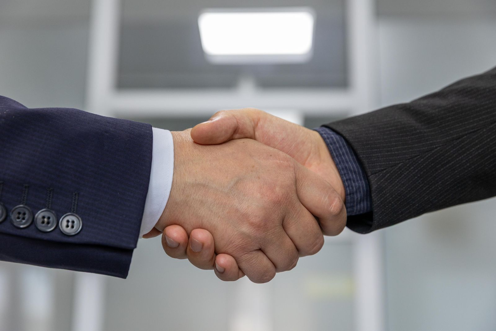 Stretta di mano tra due professionisti dopo un accordo commerciale