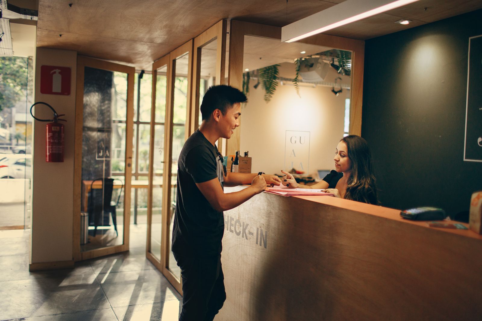 Cliente al check-in di un hotel con receptionist