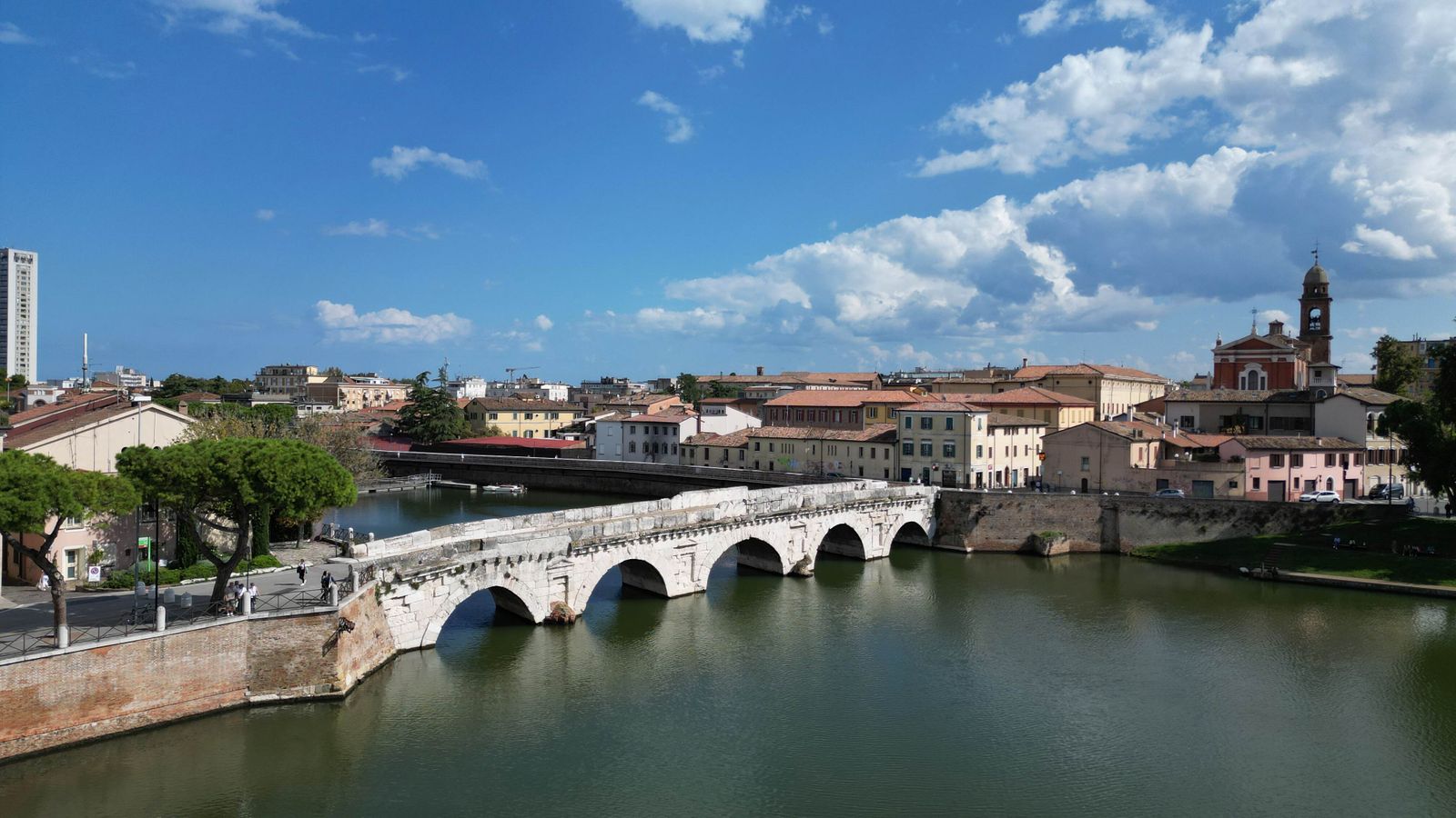 Skyline storico di Rimini con il ponte di Tiberio sul fiume