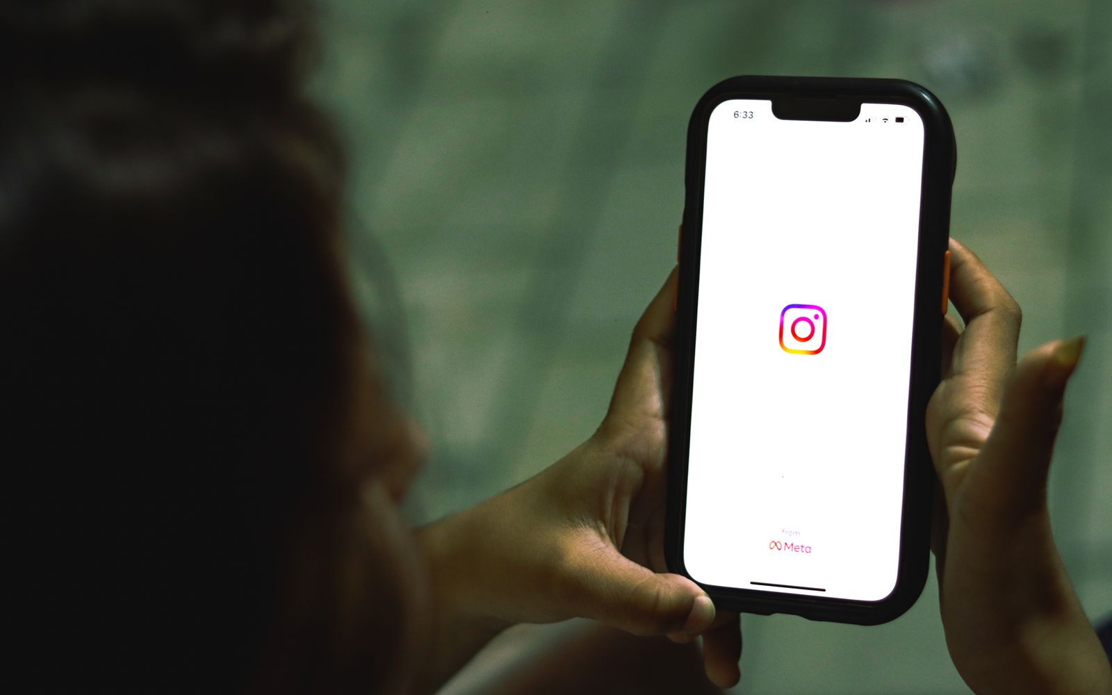 Mano che tiene uno smartphone con app Instagram aperta