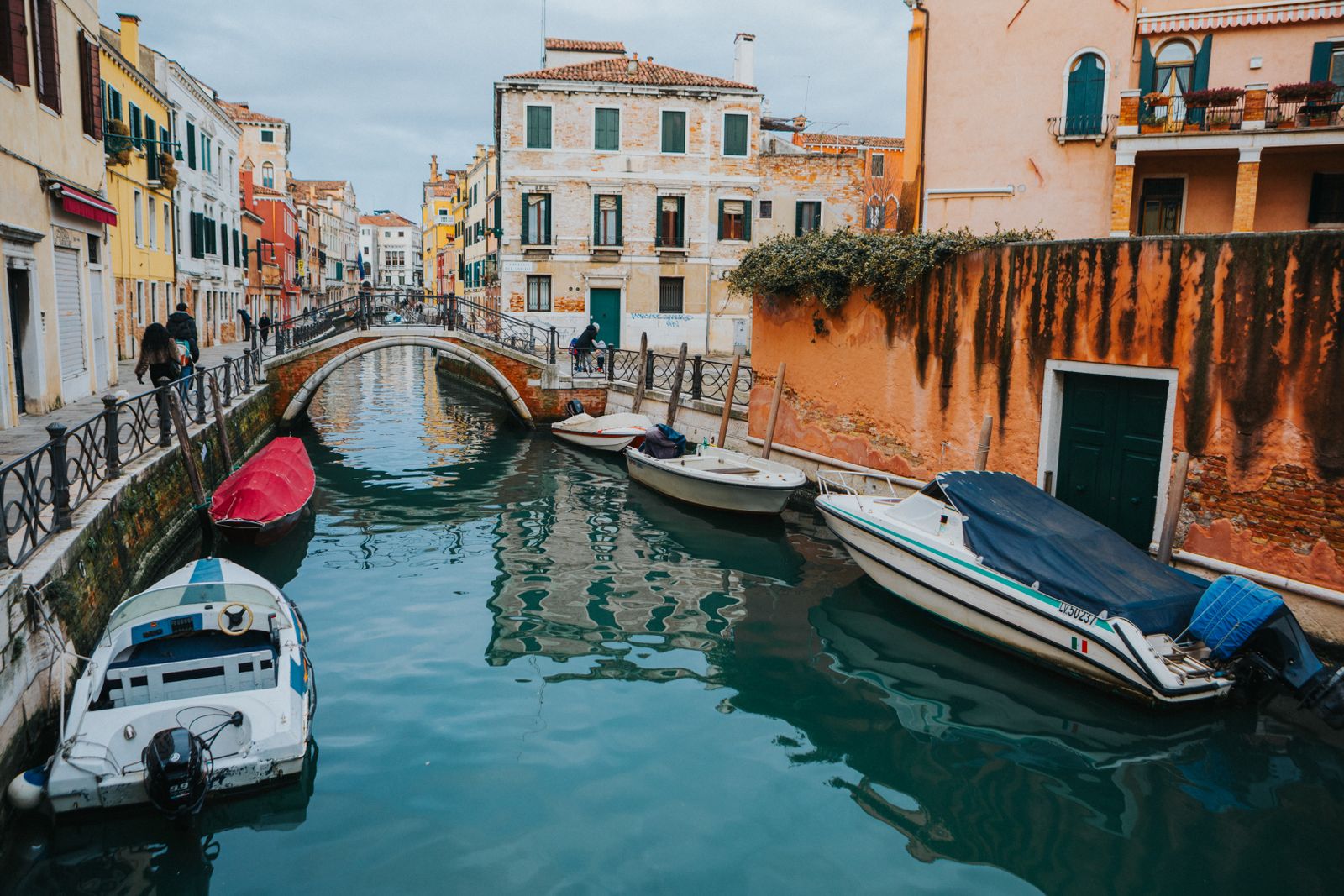Canale con ponte in un centro storico veneto